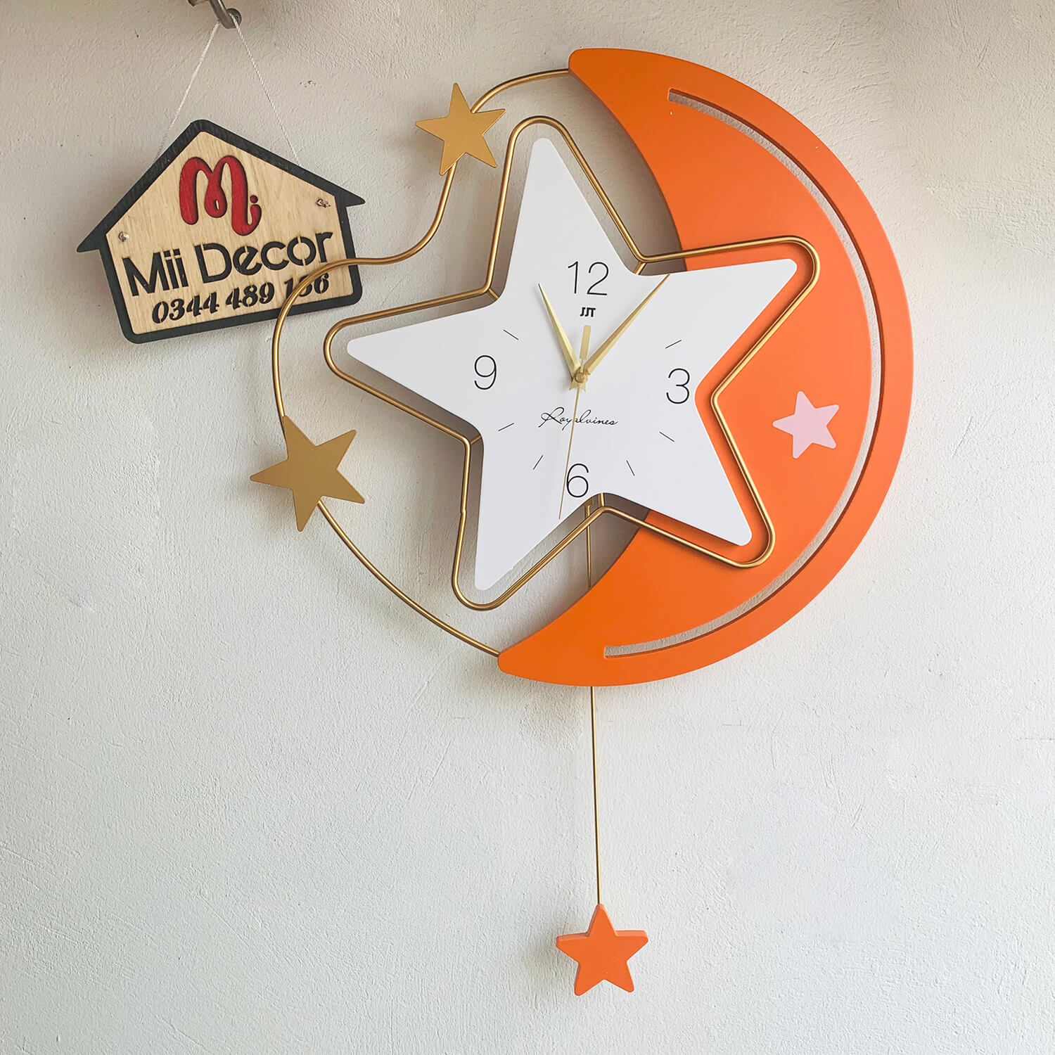 Đồng hồ treo tường hình trắng và sao